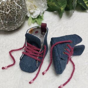 Turnschuhe Jeans “Blumen” (Schuhgröße 15-16 / 0-6 Monate)