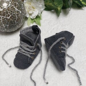 Turnschuhe Jeans “Blumen” (Schuhgröße 15-16 / 0-6 Monate)