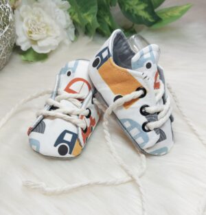 Babyschuhe Turnschuhe „Autos“ – Größe 17/18, 3–9 Monate (Fußlänge ca. 10–11 cm)
