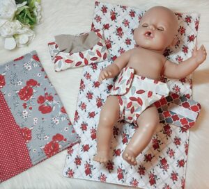Puppen Wickeltasche „Blumen“ inkl. Wickelunterlage – Set 2-teilig