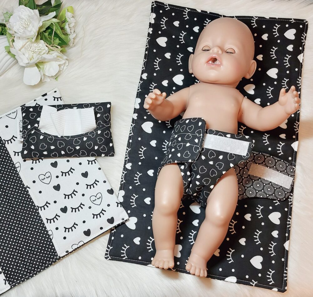 Puppen Wickeltasche „Herzen“ inkl. Wickelunterlage – Set 2-teilig